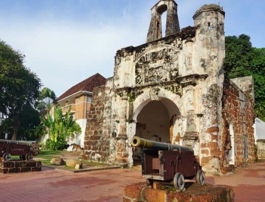 菲律宾宿务历史悠久的圣多明各堡遗址，展现了殖民时期的建筑风格，拥有古老的加农炮和郁郁葱葱的绿植，是热门的旅游景点和文化遗址。.