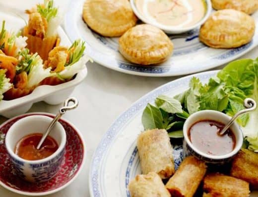 美味的印度开胃菜配蘸酱，包括蔬菜萨莫萨三角饺、帕尼尔豆腐和新鲜香草沙拉，是美味开胃菜体验的完美之选。.