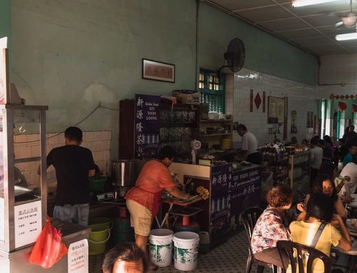 热闹的美食广场汇聚了熙熙攘攘的马来西亚小贩摊位，食客们在此享用地道的当地美食。明亮舒适的用餐环境，以及可供就餐的座位，充分展现了马来西亚的饮食文化。.