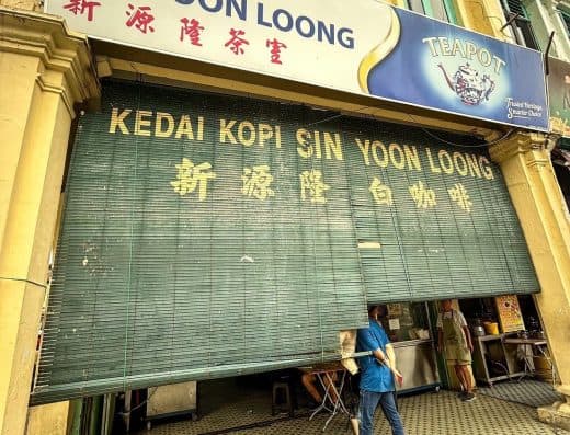 槟城一家标志性的咖啡店，以传统的咖啡冲泡方式而闻名，以其丰富的历史底蕴和美味的饮品吸引着当地人和游客。.