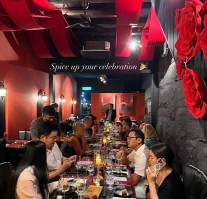 Onalulu 餐厅内部装潢典雅，以鲜艳的红色为主色调，烛光摇曳的餐桌，形形色色的客人在此用餐，是庆祝特殊场合的理想之选。.