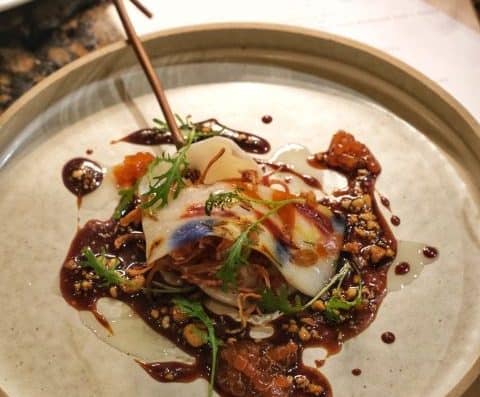 美味的亚洲风味面条，配以浓郁的酱汁、新鲜的香草和装饰，是美食爱好者在 Onalulu 寻求独特用餐体验的完美之选。.