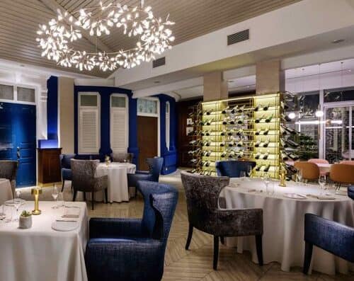 精致的餐厅，装潢时尚，设有葡萄酒展示柜、优雅的灯光和舒适的座椅，为您带来难忘的用餐体验。.