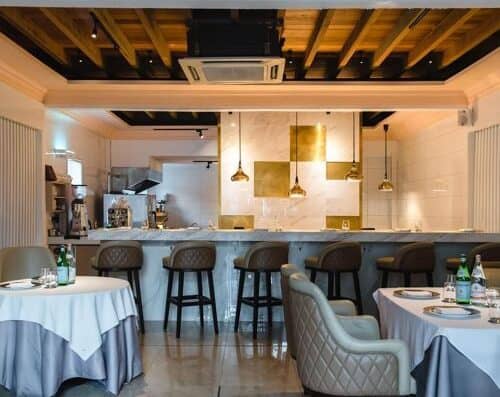 Onalulu 餐厅内部装潢优雅，设有酒吧、时尚的灯光和舒适的餐桌布置，是享受难忘用餐体验的理想之选。.