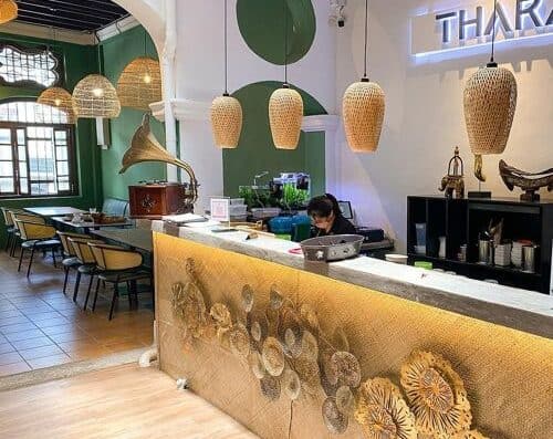 Bright, stylish cafe decor with hanging woven lamps and a cozy atmosphere. Perfect spot for coffee and relaxing at Onalulu, featuring modern artistic designs and comfortable seating.