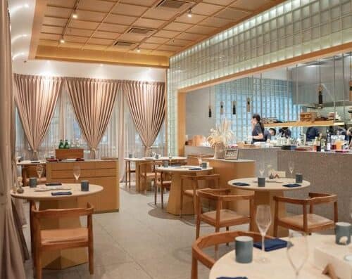 Onalulu 餐厅拥有豪华的用餐区，配备时尚的木制家具、柔软的窗帘和温馨的开放式厨房，是享受精致美食体验的理想之选。.